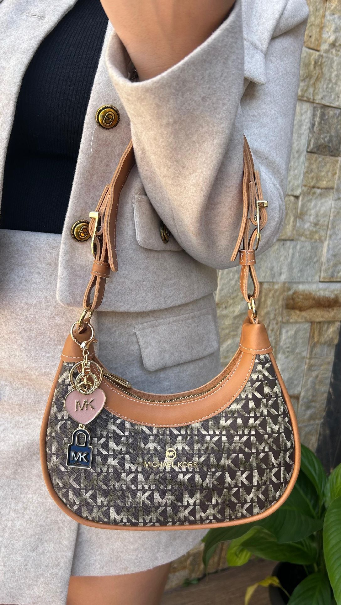Bolsa de Ombro Meia-Lua Michael Kors com Chaveiro