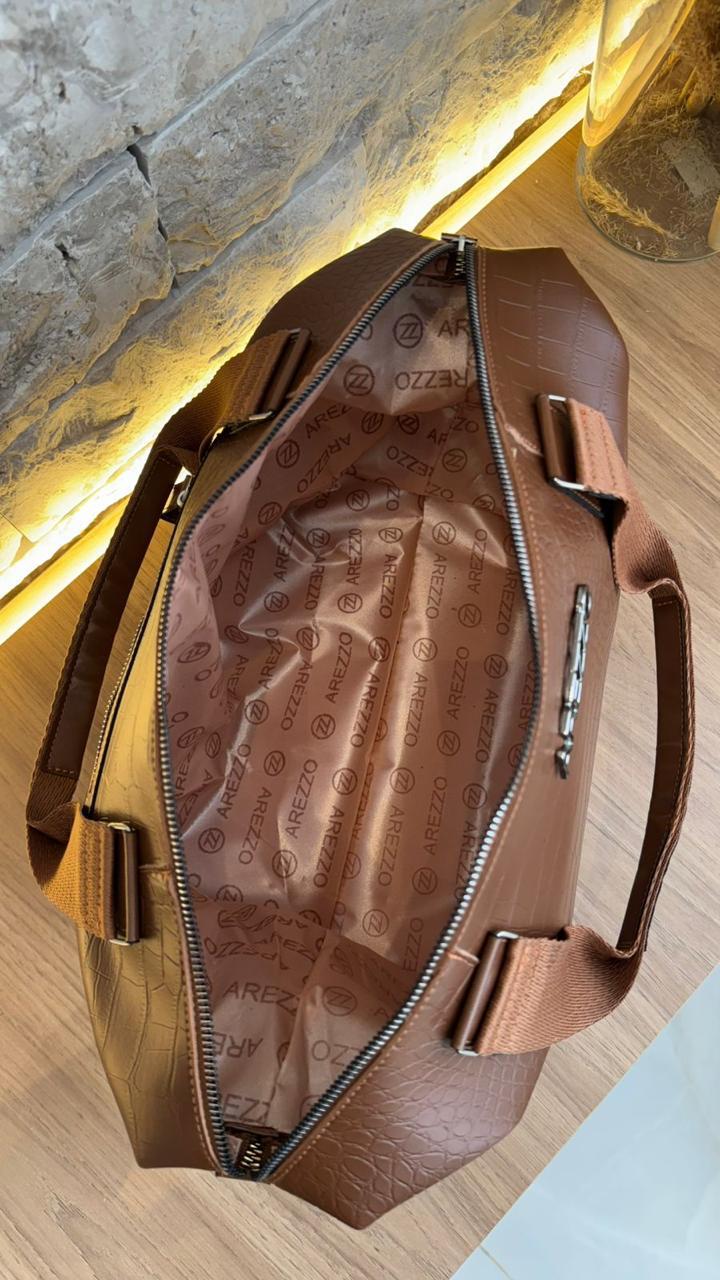 Bolsa AREZZO de Couro Crocodilo e Alça Logotipada