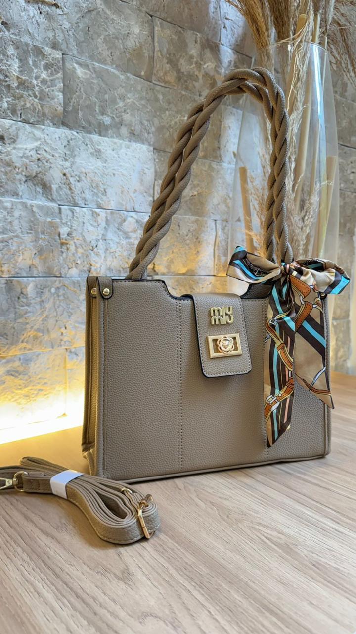 Bolsa Tote Paris Miu Miu com Alça Trançada e Lenço