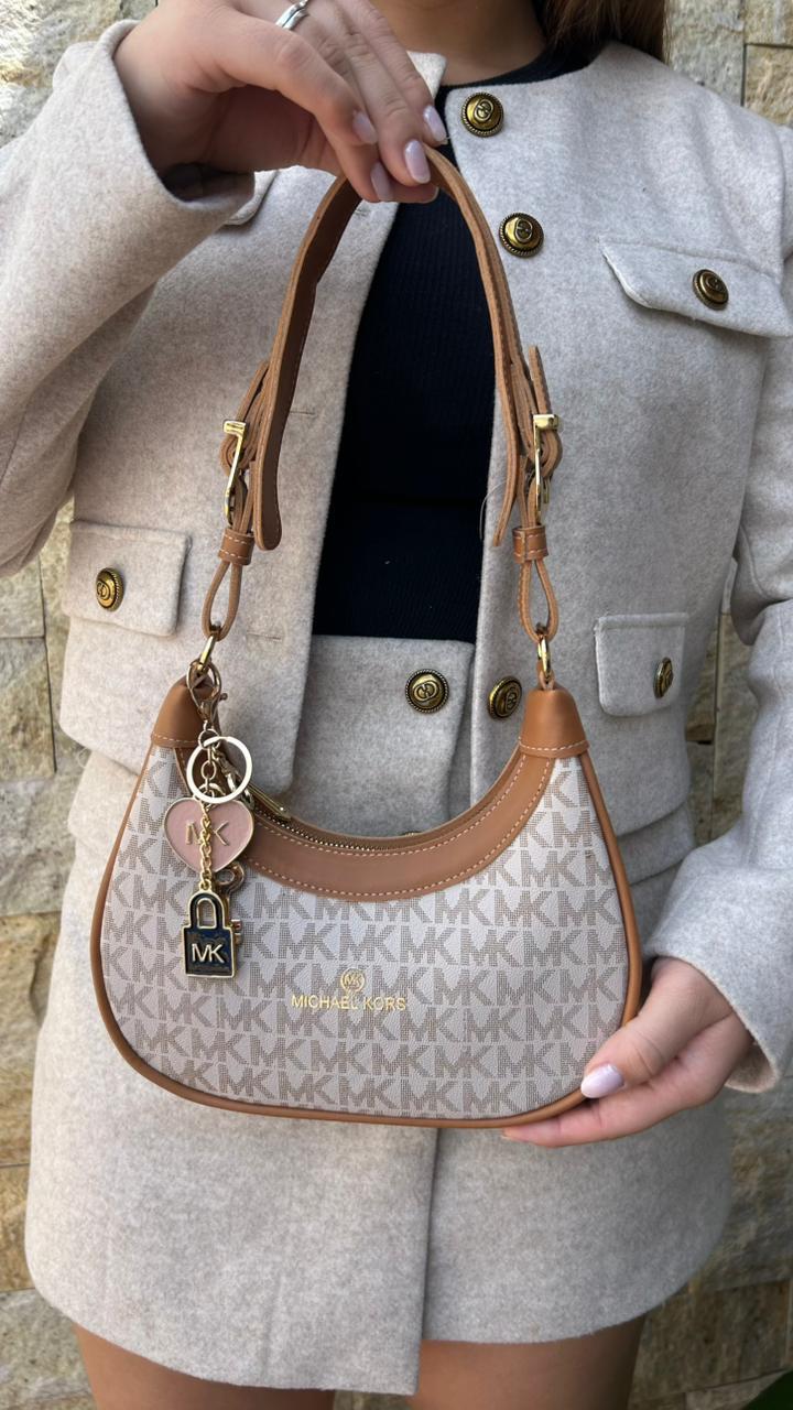 Bolsa de Ombro Meia-Lua Michael Kors com Chaveiro